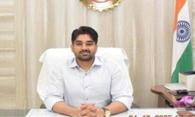 कलेक्टर का सख्त कदम: तहसीलदार और नायब तहसीलदार को नोटिस, पटवारी सस्पेंड; राजस्व विभाग में हड़कंप कलेक्टर-का-सख्त-कदम:-तहसीलदार-और-नायब-तहसीलदार-को-नोटिस,-पटवारी-सस्पेंड;-राजस्व-विभाग-में-हड़कंप