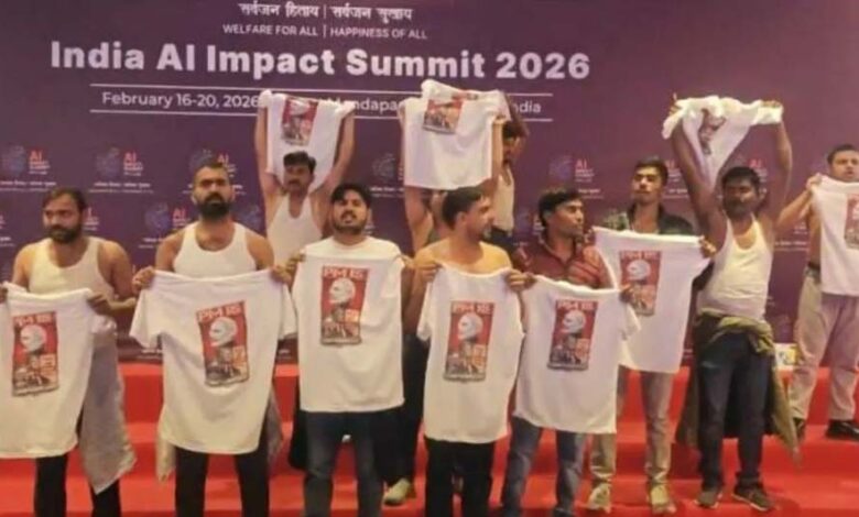 पुलिस कस्टडी में भेजे गए चार यूथ कांग्रेसी कार्यकर्ता, AI सम्मेलन में शर्टलेस प्रदर्शन पर कोर्ट ने दिखाई सख्ती पुलिस-कस्टडी-में-भेजे-गए-चार-यूथ-कांग्रेसी-कार्यकर्ता,-ai-सम्मेलन-में-शर्टलेस-प्रदर्शन-पर-कोर्ट-ने-दिखाई-सख्ती