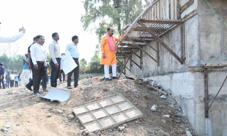 उप मुख्यमंत्री अरुण साव ने कारीडोंगरी-दरवाजा में निर्माणाधीन पुल का किया निरीक्षण उप-मुख्यमंत्री-अरुण-साव-ने-कारीडोंगरी-दरवाजा-में-निर्माणाधीन-पुल-का-किया-निरीक्षण