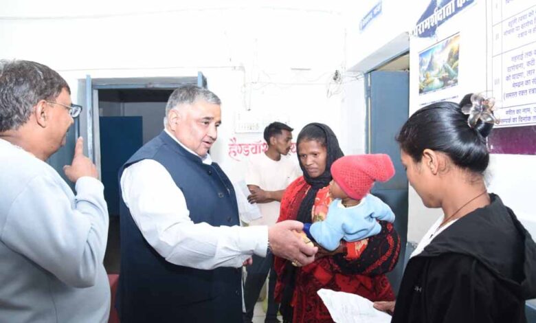 CM विष्णु देव साय के जन्मदिवस पर लखनपुर में विशेष पूजा-अर्चना, मंत्री राजेश अग्रवाल ने मरीजों को बांटे फल cm-विष्णु-देव-साय-के-जन्मदिवस-पर-लखनपुर-में-विशेष-पूजा-अर्चना,-मंत्री-राजेश-अग्रवाल-ने-मरीजों-को-बांटे-फल