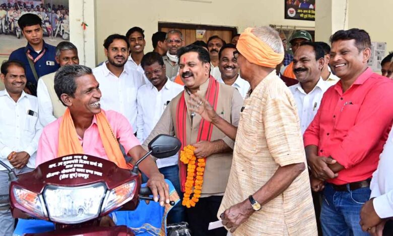उपमुख्यमंत्री विजय शर्मा की तत्परता से दो दिव्यांगों को मिली स्कूटी उपमुख्यमंत्री-विजय-शर्मा-की-तत्परता-से-दो-दिव्यांगों-को-मिली-स्कूटी
