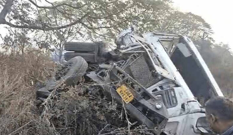 ओडिशा में ट्रेलर ने पुलिस की गाड़ी को मारी टक्कर, 5 जवानों की मौत और 3 की हालत नाजुक ओडिशा-में-ट्रेलर-ने-पुलिस-की-गाड़ी-को-मारी-टक्कर,-5-जवानों-की-मौत-और-3-की-हालत-नाजुक