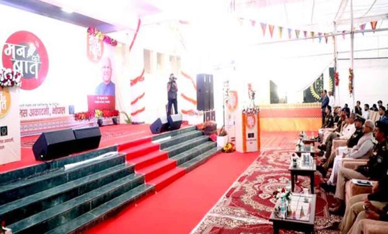 मन की बात’ जन-भावनाओं का सम्मान करने की देती सीख: राज्यपाल पटेल मन-की-बात’-जन-भावनाओं-का-सम्मान-करने-की-देती-सीख:-राज्यपाल-पटेल