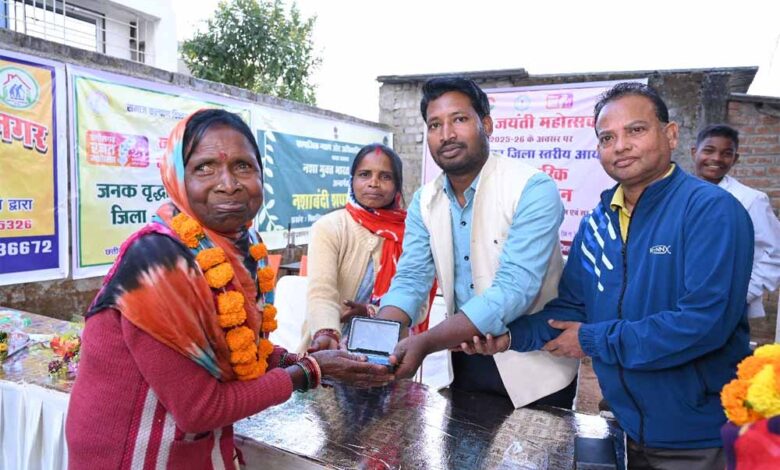 समाज कल्याण की मजबूत ढाल: जशपुर में 82 हजार से अधिक हितग्राहियों तक पहुंच रही योजनाएं समाज-कल्याण-की-मजबूत-ढाल:-जशपुर-में-82-हजार-से-अधिक-हितग्राहियों-तक-पहुंच-रही-योजनाएं