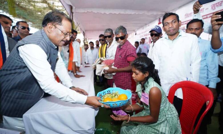 सुकमा की बेटी लावण्या को मिली नई मुस्कान, मुख्यमंत्री ने दिया आशीर्वाद सुकमा-की-बेटी-लावण्या-को-मिली-नई-मुस्कान,-मुख्यमंत्री-ने-दिया-आशीर्वाद