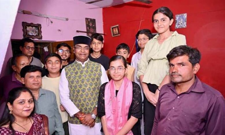 नरेला की बेटी हिमांशी ने रचा इतिहास, मंत्री सारंग ने घर पहुंचकर बढ़ाया हौसला : लैपटॉप देने का किया वादा नरेला-की-बेटी-हिमांशी-ने-रचा-इतिहास,-मंत्री-सारंग-ने-घर-पहुंचकर-बढ़ाया-हौसला-:-लैपटॉप-देने-का-किया-वादा