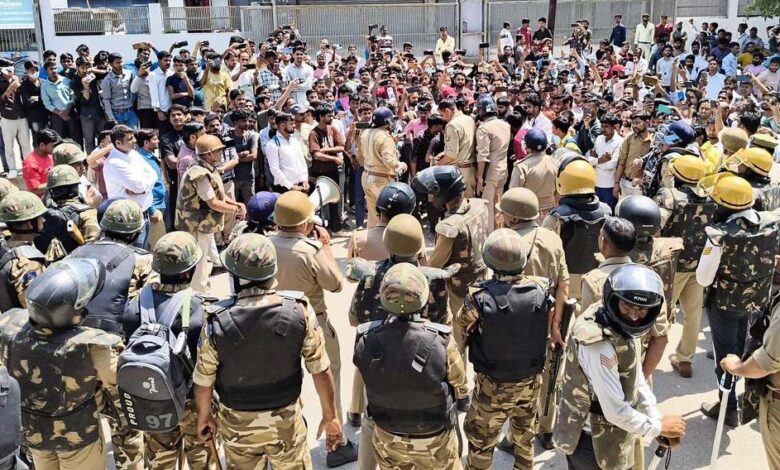 नोएडा प्रोटेस्ट में थे कई ‘उपद्रवी’, कर्मचारी नहीं, अब पब्लिक में लगेंगे पोस्टर नोएडा-प्रोटेस्ट-में-थे-कई-‘उपद्रवी’,-कर्मचारी-नहीं,-अब-पब्लिक-में-लगेंगे-पोस्टर