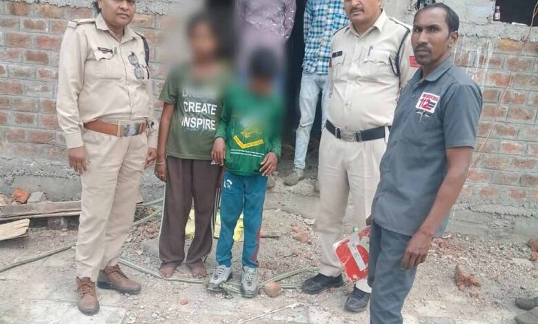 इंदौर के डायल 112 हीरोज संवेदनशीलता और तत्परता से भटके बालक को सुरक्षित परिजनों से मिलाया इंदौर-के-डायल-112-हीरोज-संवेदनशीलता-और-तत्परता-से-भटके-बालक-को-सुरक्षित-परिजनों-से-मिलाया