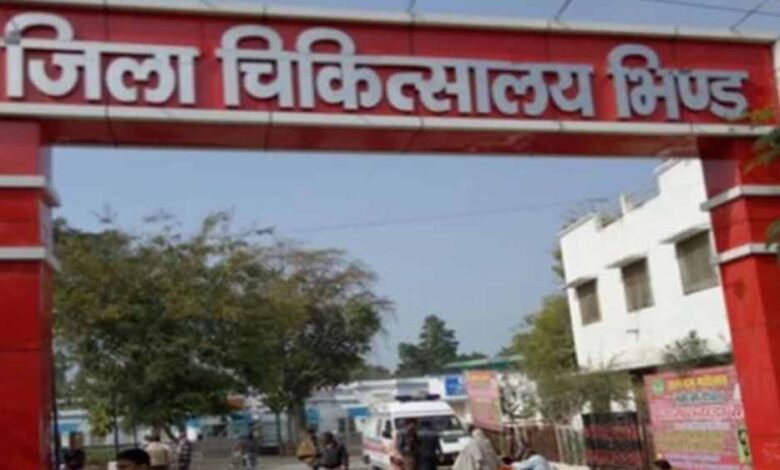 भिंड जिला अस्पताल में बड़ा हादसा, सीलिंग गिरने से 3 महिलाएं और नवजात घायल भिंड-जिला-अस्पताल-में-बड़ा-हादसा,-सीलिंग-गिरने-से-3-महिलाएं-और-नवजात-घायल
