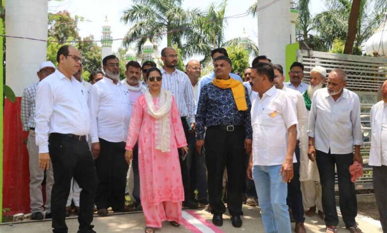 कार्यक्रम स्थल का निरीक्षण करते हुए अधिकारियों को दायित्वों का समय पूर्व निर्वहन करने के कलेक्टर ने दिए निर्देश कार्यक्रम-स्थल-का-निरीक्षण-करते-हुए-अधिकारियों-को-दायित्वों-का-समय-पूर्व-निर्वहन-करने-के-कलेक्टर-ने-दिए-निर्देश