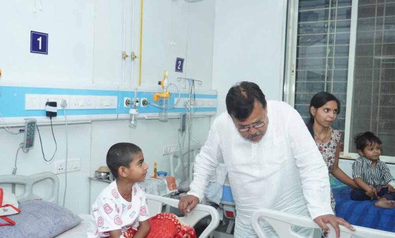 ऊर्जा मंत्री तोमर ने रात में किया सिविल अस्पताल हजीरा, बिरला नगर सहित विद्युत केन्द्रों का औचक निरीक्षण ऊर्जा-मंत्री-तोमर-ने-रात-में-किया-सिविल-अस्पताल-हजीरा,-बिरला-नगर-सहित-विद्युत-केन्द्रों-का-औचक-निरीक्षण