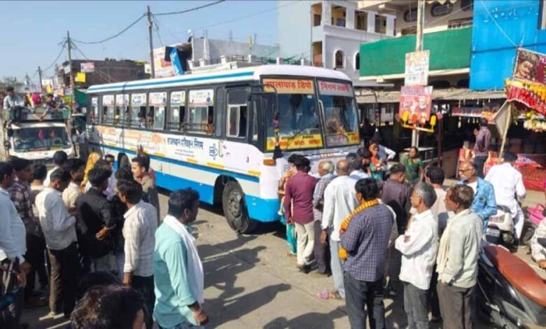 राजगढ़ में अनाज गायब होने पर मजदूर का हंगामा, सड़क पर धरने पर बैठकर रोकी बस राजगढ़-में-अनाज-गायब-होने-पर-मजदूर-का-हंगामा,-सड़क-पर-धरने-पर-बैठकर-रोकी-बस