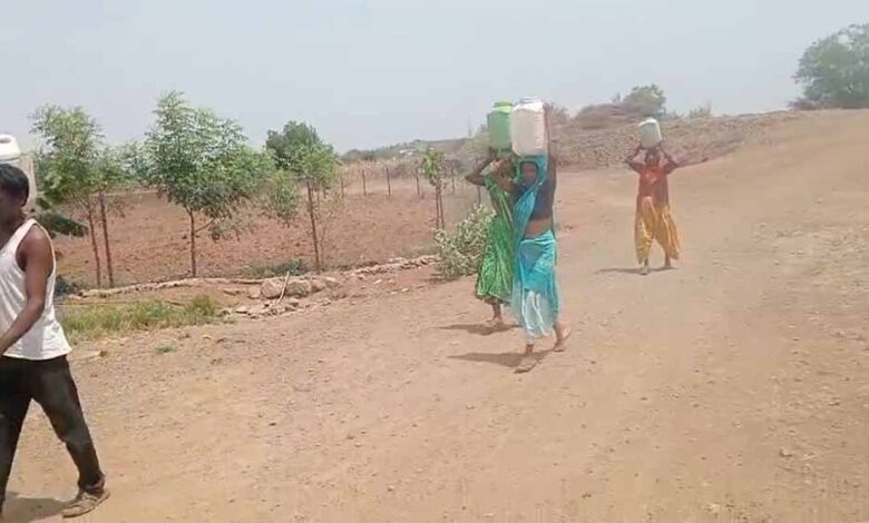 बीना में गहराया जल संकट: 34 मीटर नीचे पहुंचा जलस्तर, डेढ़ किमी दूर से पानी ला रहे लोग बीना-में-गहराया-जल-संकट:-34-मीटर-नीचे-पहुंचा-जलस्तर,-डेढ़-किमी-दूर-से-पानी-ला-रहे-लोग