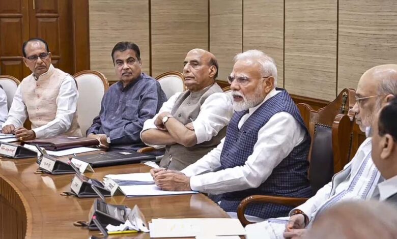 मोदी कैबिनेट का बड़ा ऐलान: पहली स्वदेशी सेमी हाई-स्पीड ट्रेन और किसानों को बढ़ी MSP की सौगात मोदी-कैबिनेट-का-बड़ा-ऐलान:-पहली-स्वदेशी-सेमी-हाई-स्पीड-ट्रेन-और-किसानों-को-बढ़ी-msp-की-सौगात