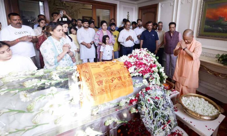 अपर्णा यादव के घर पहुंचे मुख्यमंत्री, प्रतीक के निधन पर जताया शोक अपर्णा-यादव-के-घर-पहुंचे-मुख्यमंत्री,-प्रतीक-के-निधन-पर-जताया-शोक
