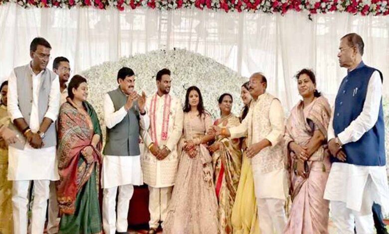 मुख्यमंत्री डॉ. यादव राज्य मंत्री जायसवाल के पुत्र के विवाह समारोह में हुए शामिल मुख्यमंत्री-डॉ.-यादव-राज्य-मंत्री-जायसवाल-के-पुत्र-के-विवाह-समारोह-में-हुए-शामिल