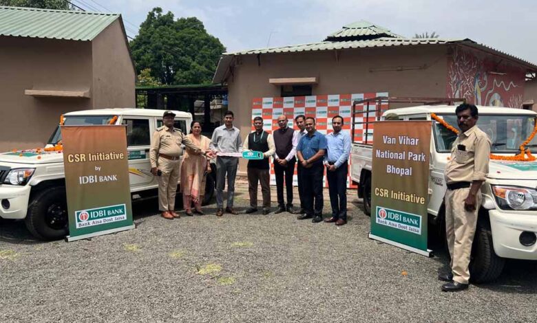 आई.डी.बी.आई. बैंक द्वारा दो बोलेरो कैम्पर वाहन का प्रदाय एवं बाघ का किया अंगीकरण आईडीबीआई.-बैंक-द्वारा-दो-बोलेरो-कैम्पर-वाहन-का-प्रदाय-एवं-बाघ-का-किया-अंगीकरण