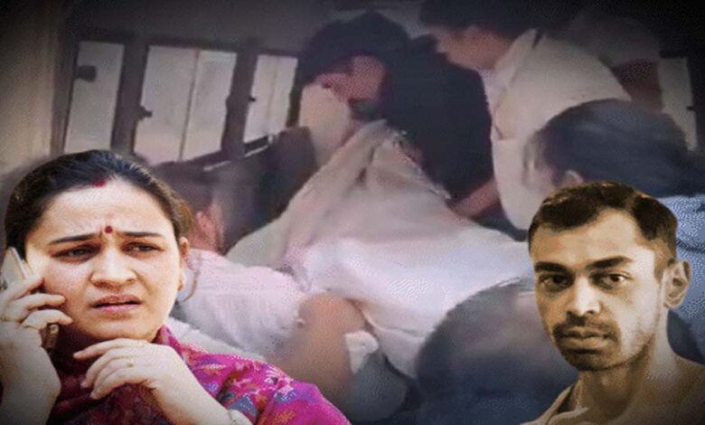 अखिलेश से अपर्णा की बंद कमरे में लंबी बातचीत, बाहर इंतजार करता रहा पूरा परिवार अखिलेश-से-अपर्णा-की-बंद-कमरे-में-लंबी-बातचीत,-बाहर-इंतजार-करता-रहा-पूरा-परिवार
