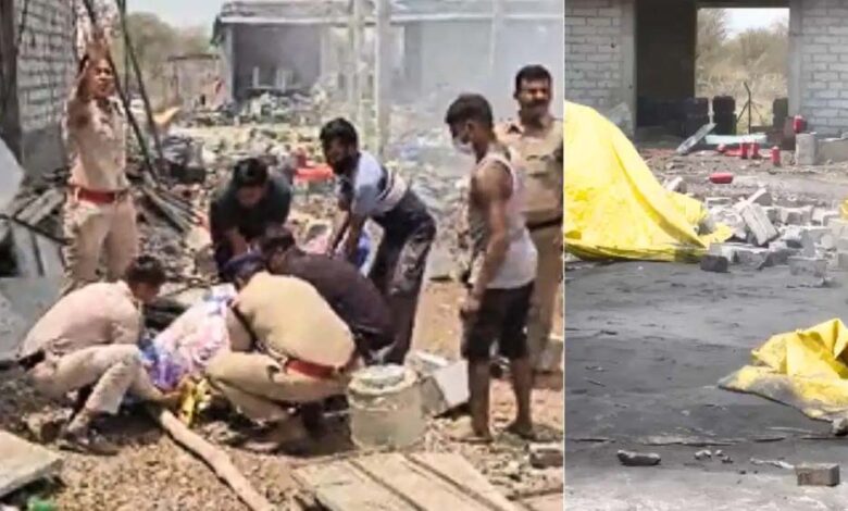 देवास में पटाखा फैक्ट्री में भीषण विस्फोट, 4 की मौत; धमाके से दहला पूरा इलाका देवास-में-पटाखा-फैक्ट्री-में-भीषण-विस्फोट,-4-की-मौत;-धमाके-से-दहला-पूरा-इलाका
