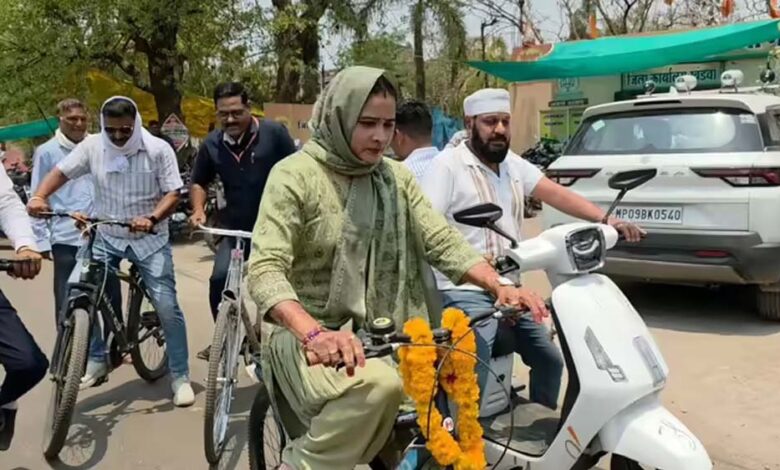खंडवा में विधायक कंचन तनवे की साइकिल यात्रा चर्चा में, महापौर अमृता यादव ई-कार के साथ हुईं शामिल खंडवा-में-विधायक-कंचन-तनवे-की-साइकिल-यात्रा-चर्चा-में,-महापौर-अमृता-यादव-ई-कार-के-साथ-हुईं-शामिल