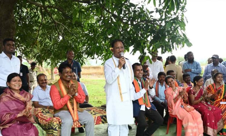 तेंदूपत्ता संग्राहकों के बीच पहुंचे मुख्यमंत्री, महुआ पेड़ के नीचे लगाई चौपाल तेंदूपत्ता-संग्राहकों-के-बीच-पहुंचे-मुख्यमंत्री,-महुआ-पेड़-के-नीचे-लगाई-चौपाल