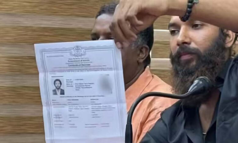 महाकुंभ की वायरल गर्ल पहुंची इंदौर हाई कोर्ट, उम्र के दस्तावेजों में छेड़छाड़ का आरोप महाकुंभ-की-वायरल-गर्ल-पहुंची-इंदौर-हाई-कोर्ट,-उम्र-के-दस्तावेजों-में-छेड़छाड़-का-आरोप