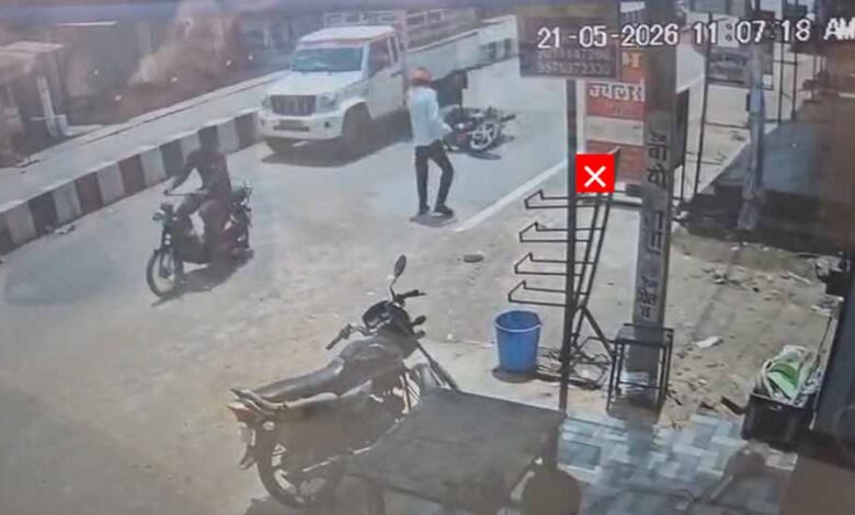 धमतरी में दर्दनाक सड़क हादसा, पिकअप के नीचे आने से बाइक सवार की मौत, VIDEO सामने आया धमतरी-में-दर्दनाक-सड़क-हादसा,-पिकअप-के-नीचे-आने-से-बाइक-सवार-की-मौत,-video-सामने-आया