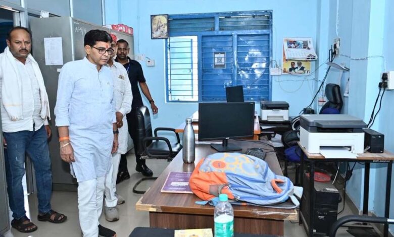 शैक्षणिक और गैर-शैक्षणिक स्टाफ अनिवार्य रूप से निर्धारित समय पर महाविद्यालय में उपस्थित रहें-मंत्री टंक राम वर्मा शैक्षणिक-और-गैर-शैक्षणिक-स्टाफ-अनिवार्य-रूप-से-निर्धारित-समय-पर-महाविद्यालय-में-उपस्थित-रहें-मंत्री-टंक-राम-वर्मा