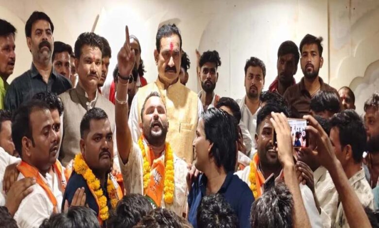 दतिया उपचुनाव से पहले कांग्रेस को बड़ा झटका, 500+ कार्यकर्ता BJP में शामिल दतिया-उपचुनाव-से-पहले-कांग्रेस-को-बड़ा-झटका,-500+-कार्यकर्ता-bjp-में-शामिल