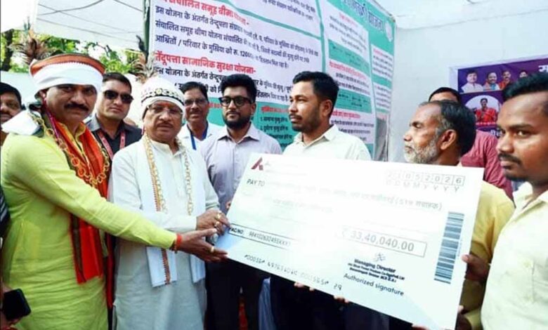 मुख्यमंत्री ने किया वन विभाग स्टॉल का अवलोकन, तेंदूपत्ता संग्राहकों को 33.40 लाख रुपये का भुगतान शुरू मुख्यमंत्री-ने-किया-वन-विभाग-स्टॉल-का-अवलोकन,-तेंदूपत्ता-संग्राहकों-को-33.40-लाख-रुपये-का-भुगतान-शुरू