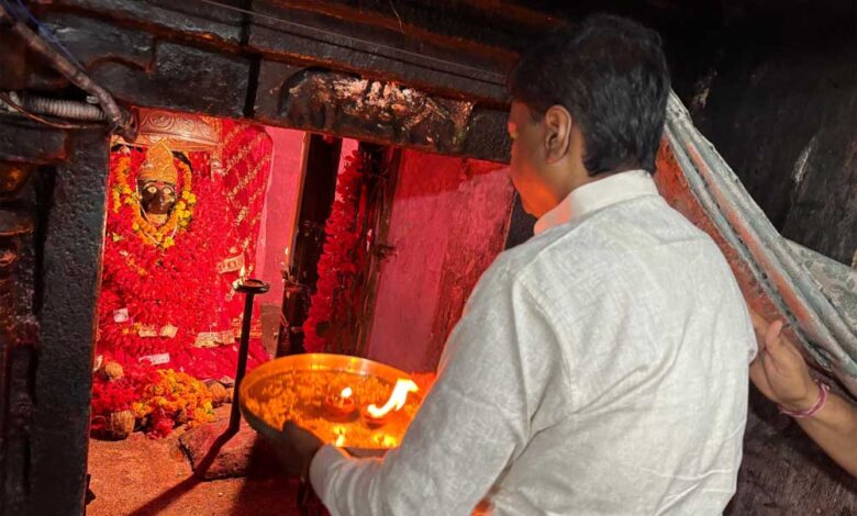 वन मंत्री केदार कश्यप ने किए मां दंतेश्वरी के दर्शन, प्रदेश की सुख-समृद्धि और खुशहाली की कामना की वन-मंत्री-केदार-कश्यप-ने-किए-मां-दंतेश्वरी-के-दर्शन,-प्रदेश-की-सुख-समृद्धि-और-खुशहाली-की-कामना-की
