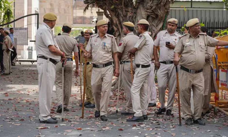दिल्ली में बड़ी आतंकी साजिश नाकाम, ISI-लिंक्ड नेटवर्क के 9 आरोपी गिरफ्तार दिल्ली-में-बड़ी-आतंकी-साजिश-नाकाम,-isi-लिंक्ड-नेटवर्क-के-9-आरोपी-गिरफ्तार