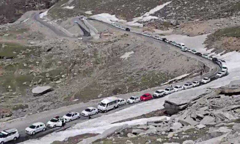 पहाड़ों पर पर्यटकों का सैलाब, हिमाचल से उत्तराखंड तक महाजाम; 50 किमी में लग रहे 8 घंटे पहाड़ों-पर-पर्यटकों-का-सैलाब,-हिमाचल-से-उत्तराखंड-तक-महाजाम;-50-किमी-में-लग-रहे-8-घंटे