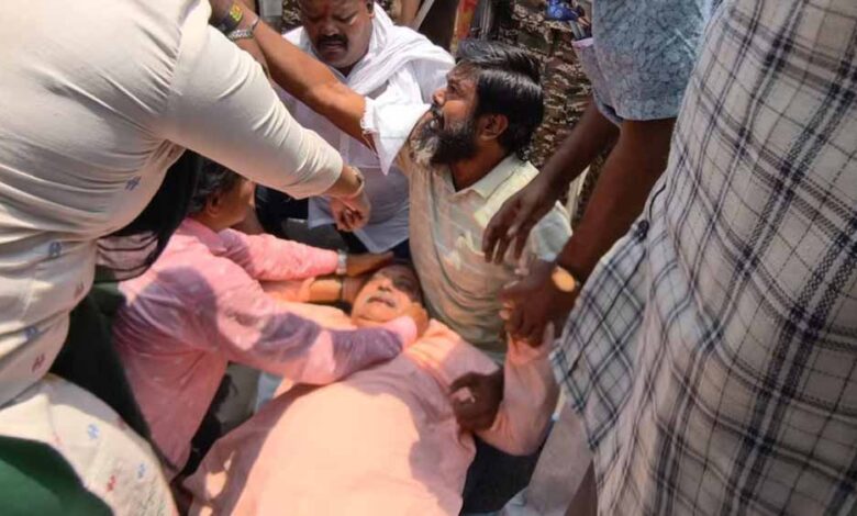 हुगली में सियासी धमाका: कल्याण बनर्जी पर हमला, थाने के बाहर BJP-TMC में भिड़ंत हुगली-में-सियासी-धमाका:-कल्याण-बनर्जी-पर-हमला,-थाने-के-बाहर-bjp-tmc-में-भिड़ंत