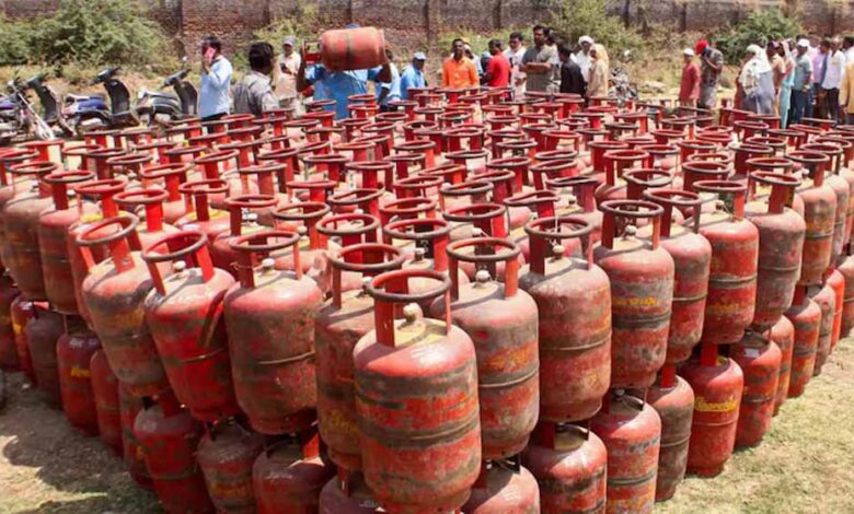 LPG सिलेंडर की कीमतें स्थिर: दिल्ली में ₹913, जानें आपके शहर का रेट lpg-सिलेंडर-की-कीमतें-स्थिर:-दिल्ली-में-₹913,-जानें-आपके-शहर-का-रेट