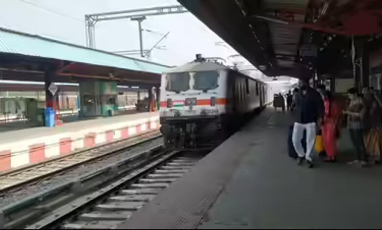 भोपाल रेल मंडल का बड़ा अभियान, यात्रियों का सामान चुराने वाले 11 चोर गिरफ्तार भोपाल-रेल-मंडल-का-बड़ा-अभियान,-यात्रियों-का-सामान-चुराने-वाले-11-चोर-गिरफ्तार