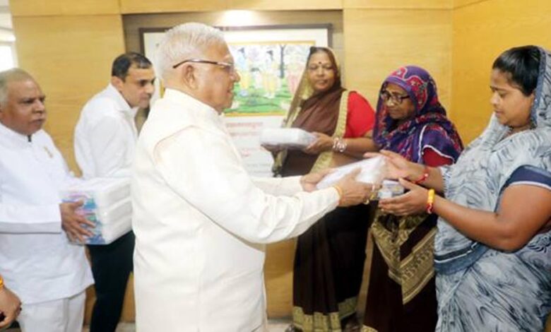 महिलाएं अपने स्वास्थ्य के प्रति रहें सजग : राज्यपाल पटेल महिलाएं-अपने-स्वास्थ्य-के-प्रति-रहें-सजग-:-राज्यपाल-पटेल