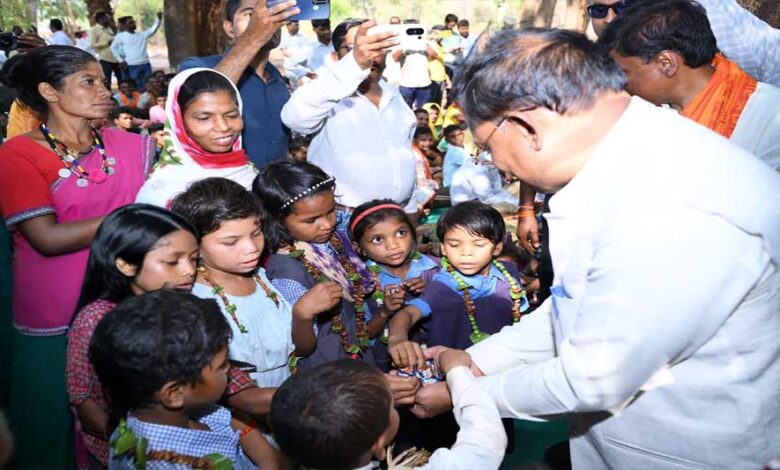 मुख्यमंत्री विष्णु देव साय ने अबूझमाड़ के गारपा में बच्चों और महिलाओं से किया आत्मीय संवाद मुख्यमंत्री-विष्णु-देव-साय-ने-अबूझमाड़-के-गारपा-में-बच्चों-और-महिलाओं-से-किया-आत्मीय-संवाद