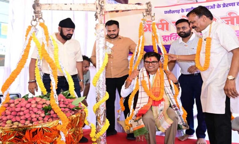 जन्मदिवस पर मौसमी फलों और लड्डू से तौले गए वित्त मंत्री ओपी चौधरी जन्मदिवस-पर-मौसमी-फलों-और-लड्डू-से-तौले-गए-वित्त-मंत्री-ओपी-चौधरी