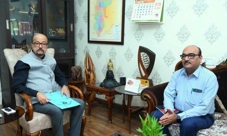 राज्यपाल रमेन डेका से मुख्य सचिव ने सौजन्य भेंट की राज्यपाल-रमेन-डेका-से-मुख्य-सचिव-ने-सौजन्य-भेंट-की