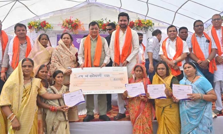 सुशासन तिहार: गोपालपुर समाधान शिविर में पहुंचे प्रभारी मंत्री लखन लाल देवांगन, 17 पंचायतों के ग्रामीणों को मिला योजनाओं का लाभ सुशासन-तिहार:-गोपालपुर-समाधान-शिविर-में-पहुंचे-प्रभारी-मंत्री-लखन-लाल-देवांगन,-17-पंचायतों-के-ग्रामीणों-को-मिला-योजनाओं-का-लाभ