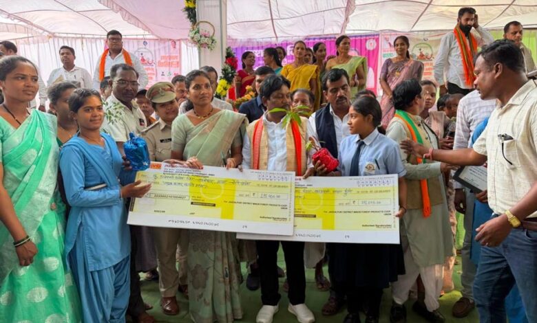 बस्तर की बेटियों ने पेश की सफलता की मिसाल, तेंदूपत्ता संग्राहक परिवारों की रुद्राणी और डालेश्वरी ने बढ़ाई अंचल की शान बस्तर-की-बेटियों-ने-पेश-की-सफलता-की-मिसाल,-तेंदूपत्ता-संग्राहक-परिवारों-की-रुद्राणी-और-डालेश्वरी-ने-बढ़ाई-अंचल-की-शान