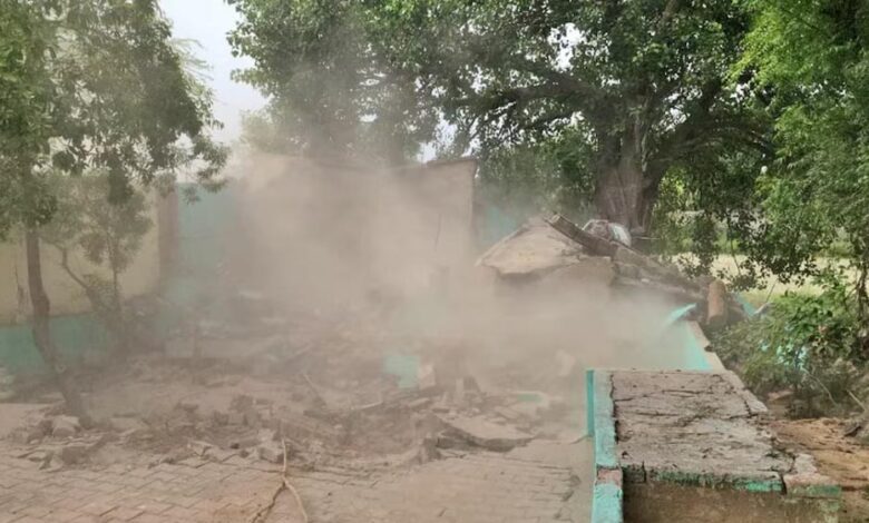 संभल में बुलडोजर एक्शन: खेड़ेश्वर महादेव मंदिर के पास बनी अवैध मजार हटाई गई संभल-में-बुलडोजर-एक्शन:-खेड़ेश्वर-महादेव-मंदिर-के-पास-बनी-अवैध-मजार-हटाई-गई