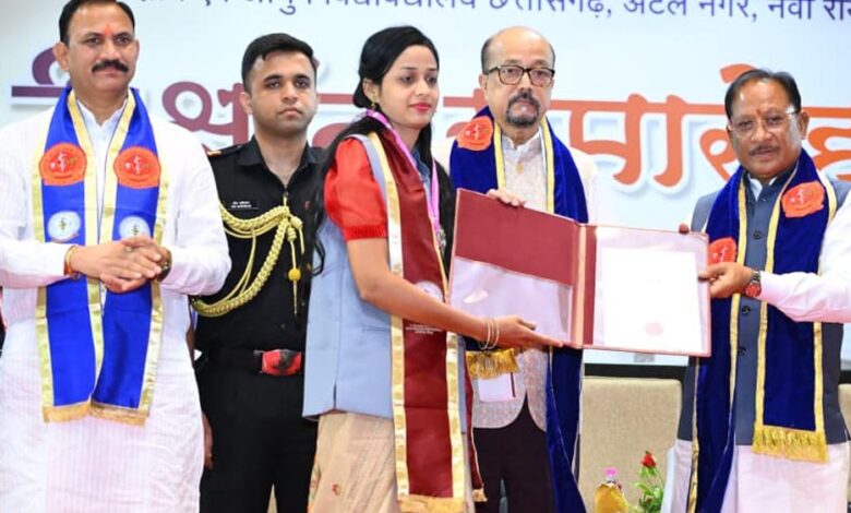 कठिन परिस्थितियों में भी उत्कृष्ट प्रदर्शन कर श्रमिक परिवारों के बेटा-बेटियों ने प्रदेश का नाम किया रोशन : मुख्यमंत्री विष्णुदेव साय कठिन-परिस्थितियों-में-भी-उत्कृष्ट-प्रदर्शन-कर-श्रमिक-परिवारों-के-बेटा-बेटियों-ने-प्रदेश-का-नाम-किया-रोशन-:-मुख्यमंत्री-विष्णुदेव-साय