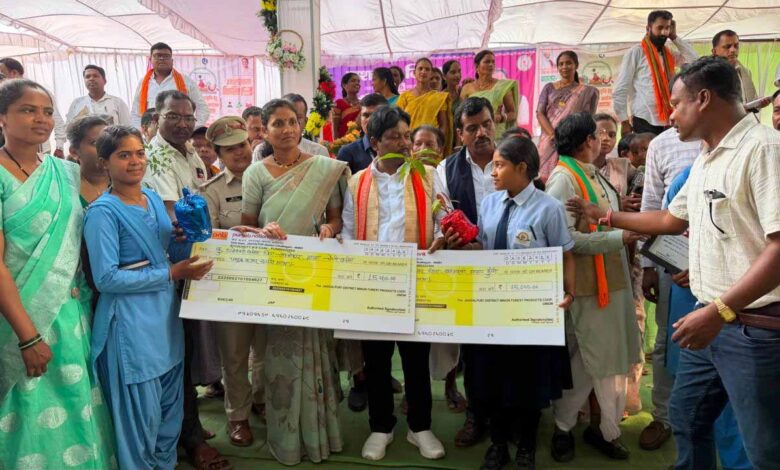 तेंदूपत्ता संग्राहक परिवारों की बेटियों ने रचा इतिहास, रुद्राणी-डालेश्वरी ने बढ़ाया बस्तर का मान तेंदूपत्ता-संग्राहक-परिवारों-की-बेटियों-ने-रचा-इतिहास,-रुद्राणी-डालेश्वरी-ने-बढ़ाया-बस्तर-का-मान