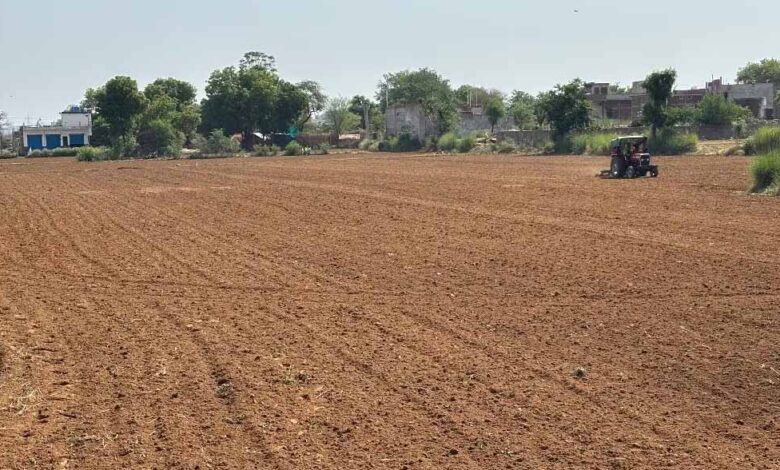 बस्तर में खरीफ की तैयारियां तेज, मानसून से पहले खेतों में उम्मीदों की बुआई शुरू बस्तर-में-खरीफ-की-तैयारियां-तेज,-मानसून-से-पहले-खेतों-में-उम्मीदों-की-बुआई-शुरू
