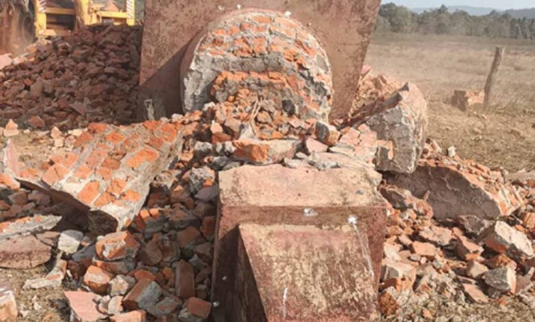 नारायणपुर में नक्सलियों के प्रतीकों पर कार्रवाई, सुरक्षा बलों ने ध्वस्त किए स्मारक नारायणपुर-में-नक्सलियों-के-प्रतीकों-पर-कार्रवाई,-सुरक्षा-बलों-ने-ध्वस्त-किए-स्मारक