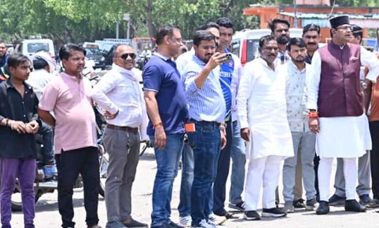 नरेला में बारिश पूर्व तैयारियों की जमीनी हकीकत जांचने निकले मंत्री सारंग नरेला-में-बारिश-पूर्व-तैयारियों-की-जमीनी-हकीकत-जांचने-निकले-मंत्री-सारंग