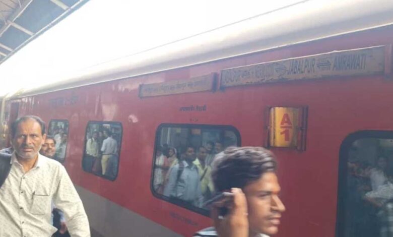 सतना रेलवे स्टेशन पर बड़ी चूक, डिस्प्ले में इंटरसिटी तो प्लेटफॉर्म पर पहुंची महाकौशल एक्सप्रेस सतना-रेलवे-स्टेशन-पर-बड़ी-चूक,-डिस्प्ले-में-इंटरसिटी-तो-प्लेटफॉर्म-पर-पहुंची-महाकौशल-एक्सप्रेस