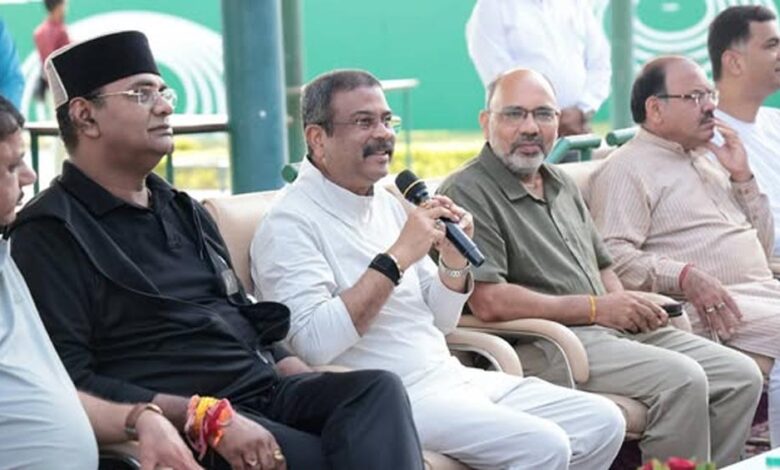 केंद्रीय शिक्षा मंत्री प्रधान ने शूटिंग अकादमी में खिलाड़ियों से किया संवाद केंद्रीय-शिक्षा-मंत्री-प्रधान-ने-शूटिंग-अकादमी-में-खिलाड़ियों-से-किया-संवाद
